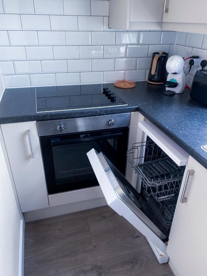 Stylish 1 Bedroom Flat In Wood Green Лондон Экстерьер фото